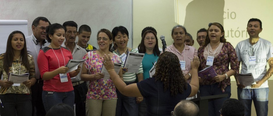 Em dinâmica na aula de Lívio Renato, participantes encenam um coral.