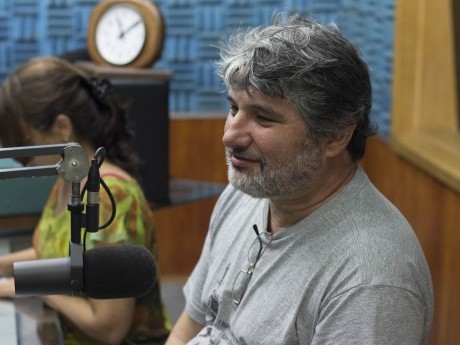 Roberto Chenk fala à Rádio Difusora de Macapá, em consolo às vítimas do incêndio que assolou parte da cidade no dia da chegada dos docentes