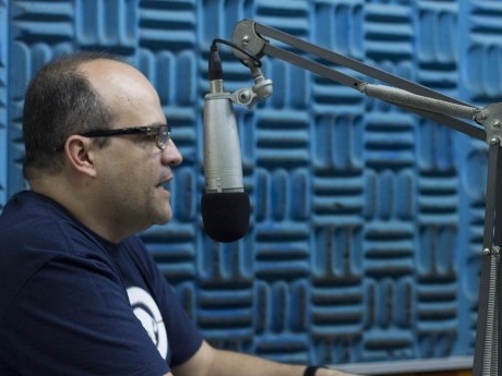 Lívio Renato fala à Rádio Difusora de Macapá, em consolo às vítimas do incêndio.