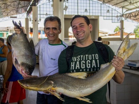 Custódio Dias e Gênesis Fidelis no Mercado do Pescado em Macapá, AP.