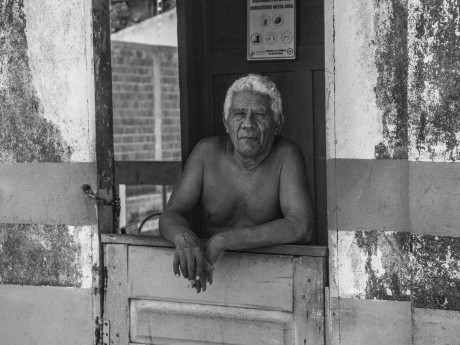 Seu Pedro, morador antigo de Macapá, observa a movimentação da rua.