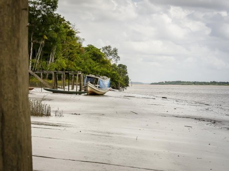 Na maré baixa as embarcações ficam com os cascos na areia e uma praia surge em frente à comunidade.