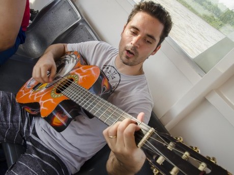 Na viagem de retorno o docente Rafael aproveitou para cantar.