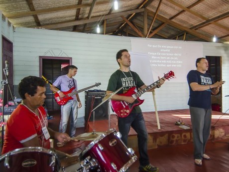 Momentos de louvor com um grupo misto de docentes e da comunidade Cristo Rei.