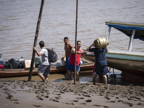 No retorno a equipe precisou enfrentar um pouco de lama, enquanto a maré estava baixa, para poder retornar a tempo a Macapá.