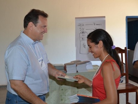 Distribuindo os livros para os participantes