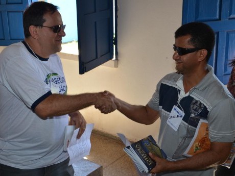 Distribuindo os livros para os participantes