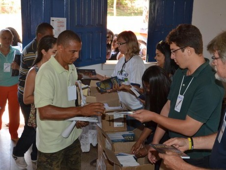 Distribuindo os livros para os participantes