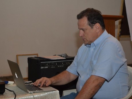 EB testa o notebook e projetor multimídia
