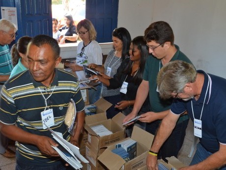 Distribuindo os livros para os participantes