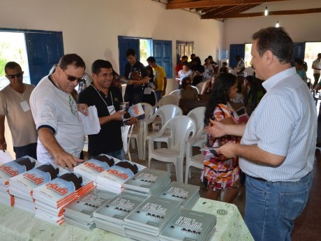 Distribuindo os livros para os participantes