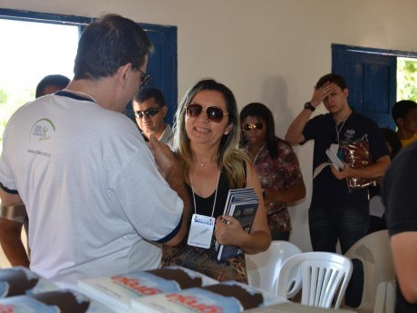 Distribuindo os livros para os participantes