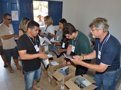 Distribuindo os livros para os participantes