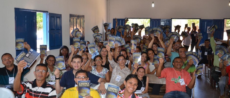 Foto de gratidão com os livros recebidos