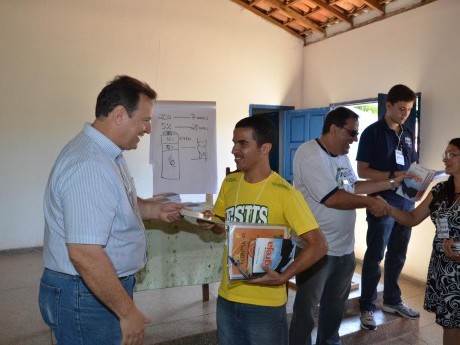 Distribuindo os livros para os participantes