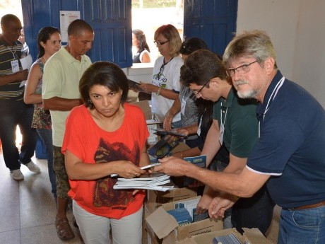 Distribuindo os livros para os participantes