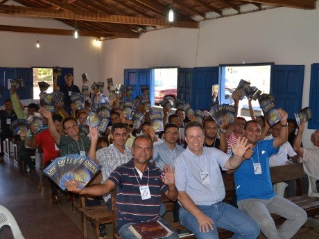 Foto de gratidão com os livros recebidos