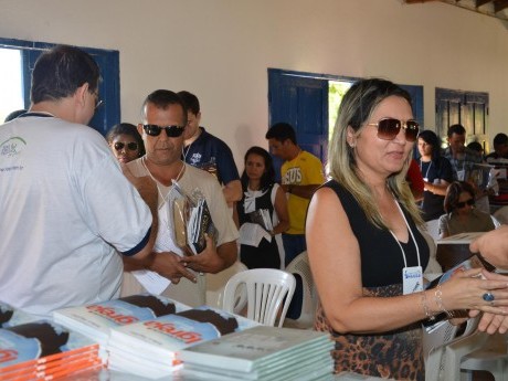 Distribuindo os livros para os participantes