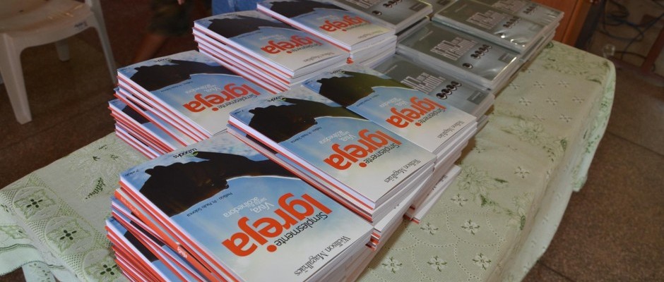 Livros que foram doados para distribuir aos participantes