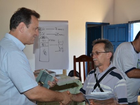 Distribuindo os livros para os participantes
