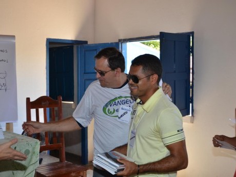 Distribuindo os livros para os participantes