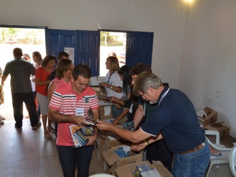 Distribuindo os livros para os participantes