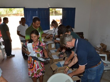 Distribuindo os livros para os participantes