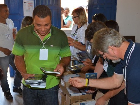 Distribuindo os livros para os participantes