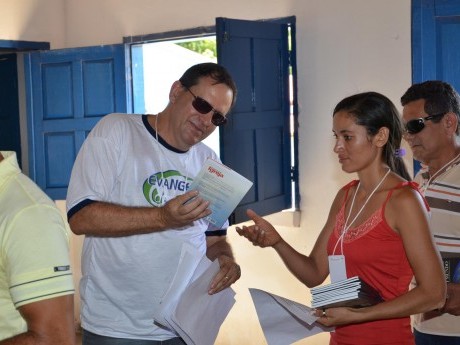 Distribuindo os livros para os participantes