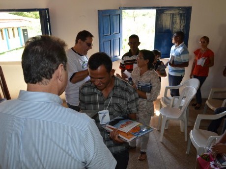 Distribuindo os livros para os participantes