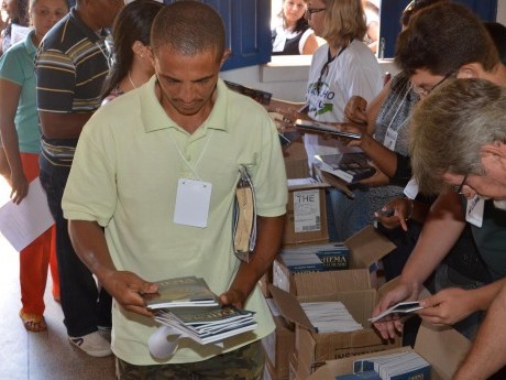 Distribuindo os livros para os participantes