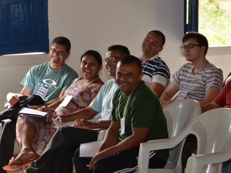 Uma turma sorridente