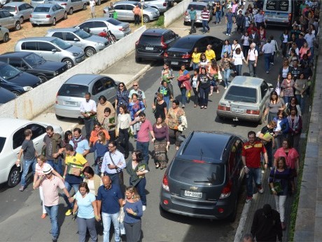 Participantes caminhando para a praça tirar a foto oficial
