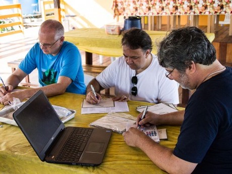 Equipe preparando certificados da turma