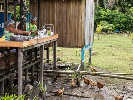 Turma da cozinha firme no trabalho