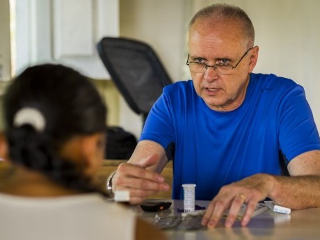 Luiz Américo fazendo atendimento