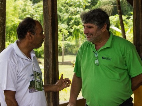 Roberto Chenk conversando com participante