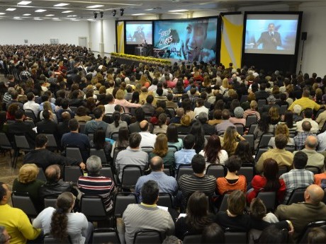 Foto panorâmica do evento durante palavra de Jeremias Pereira