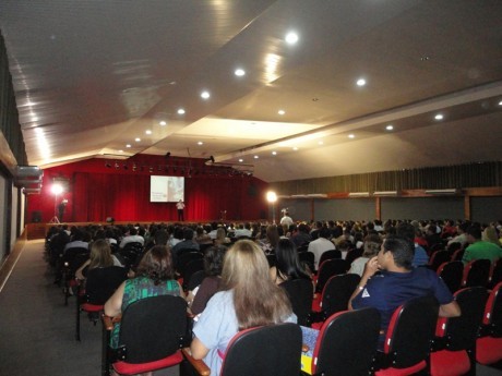 Palestra no auditório da FAAO sobre inteligência financeira