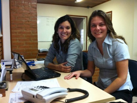 Adenice e Priscila no escritório central atendendo aos LOCs