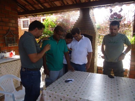 Oração com Jurandir no momento de sua decisão por Jesus