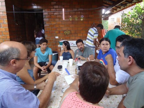 Confraternização e Jurandir (de verde) ajudando na churrasqueira