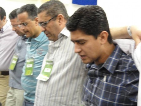 Momento de oração numa das plenárias da Semana Haggai Sudeste