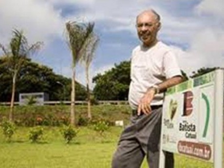 Ary Velloso ao lado da placa da igreja em Londrina, Catuaí, PR