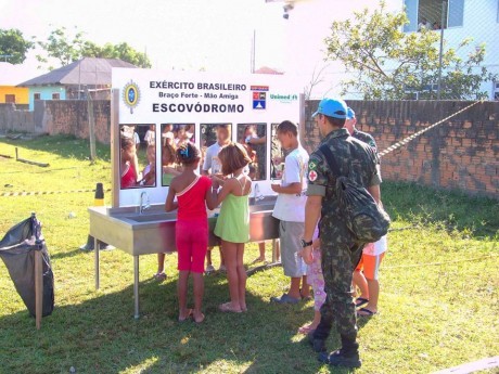 Exército brasileiro em treinamento para o Haiti (escovódromo)