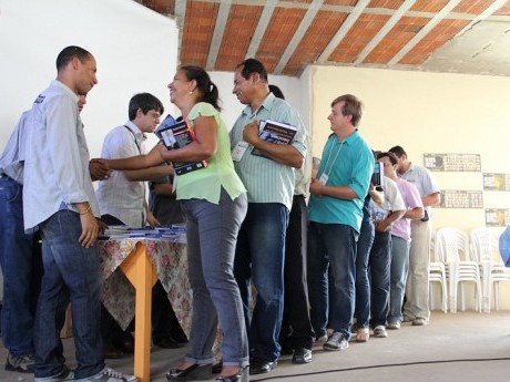 Certificados de conclusão e entrega de livros aos participantes