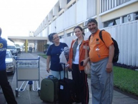 Maria José, Malani e Chenk no aeroporto