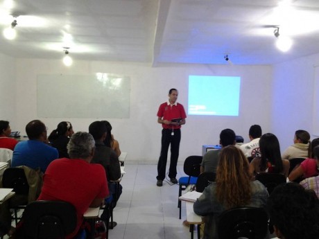 Clayton ministra sua devoncional para o grupo