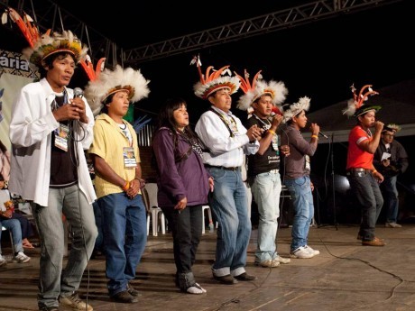 Grupo indígena em participação especial de cântico