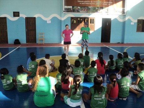 Crianças na quadra esportiva de Afuá-Marajó